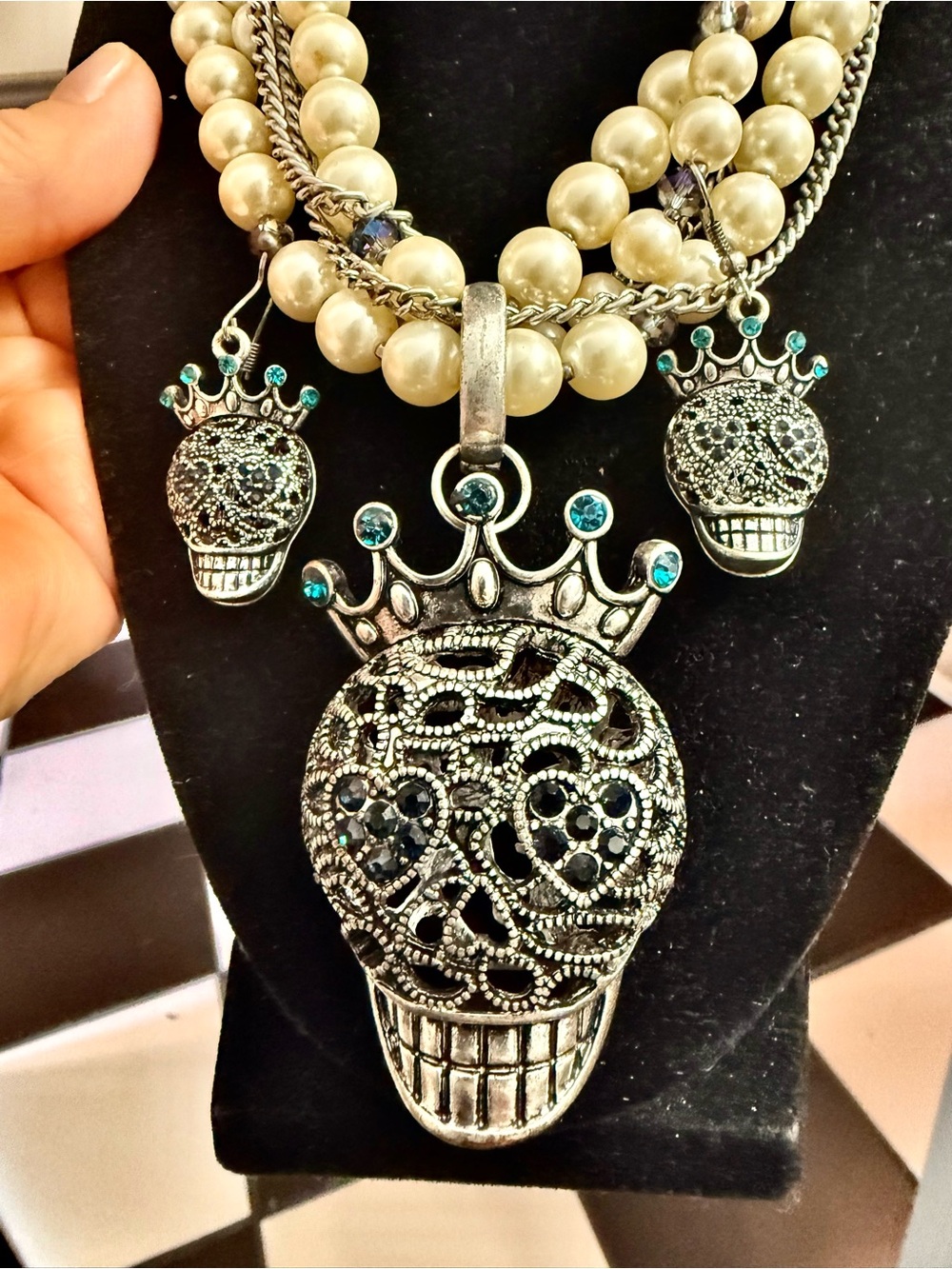 Jumbo B Johnson Pearl Necklace with Crowned Skull Pendant and Teal Accents NWOT - Picture 1 of 7